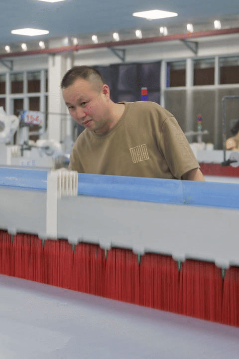 Entrepreneure marocaine en visite d'affaires dans une usine chinoise